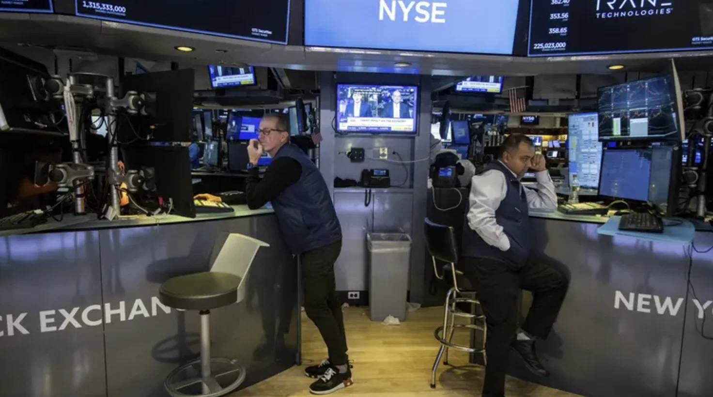 Riesgo país cae casi 5% y los bonos argentinos suben en Wall Street